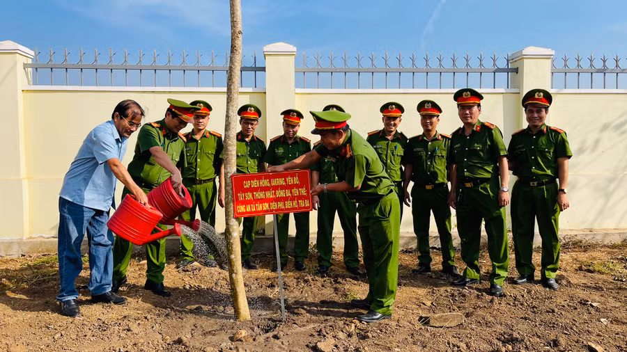 Ngay sau lễ phát động, các đại biểu đã trồng 11 cây giáng hương xung quanh khuôn viên Công an xã An Phú. Ảnh: Bá Bính