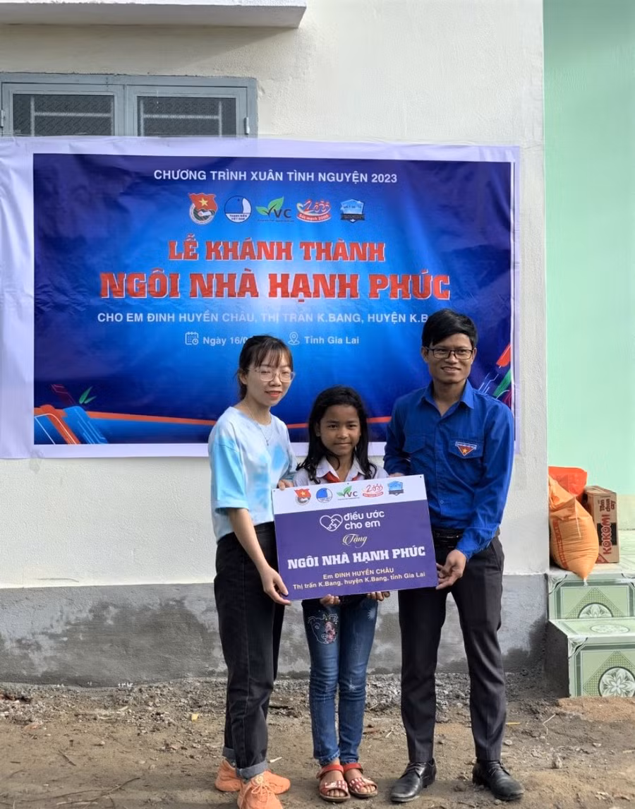 Huyện Đoàn Kbang bàn giao “Ngôi nhà hạnh phúc” cho em Đinh Huyền Châu. Ảnh: Hà Đức Thành