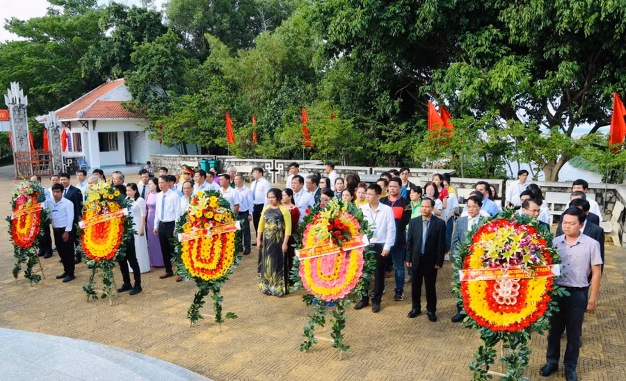 Lãnh đạo của 5 thành phố: Tuy Hòa, Pleiku, Kon Tum, Buôn Ma Thuột, Gia Nghĩa đã tới dâng hoa, dâng hương Đài tưởng niệm núi Nhạn (TP. Tuy Hòa). Ảnh: Bá Bính