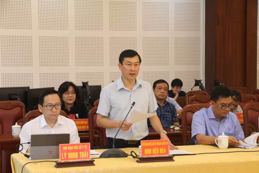 Ông Đinh Hữu Hòa-Phó Giám đốc Sở Kế hoạch-Đầu tư báo cáo tình hình phát triển kinh tế-xã hội 6 tháng đầu năm. Ảnh: Quang Tấn