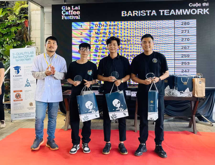 Ban tổ chức trao giải nhất phần thi Barista Teamwork cho 3 thí sinh có phần thi pha chế xuất sắc. Ảnh: Trần Dung
