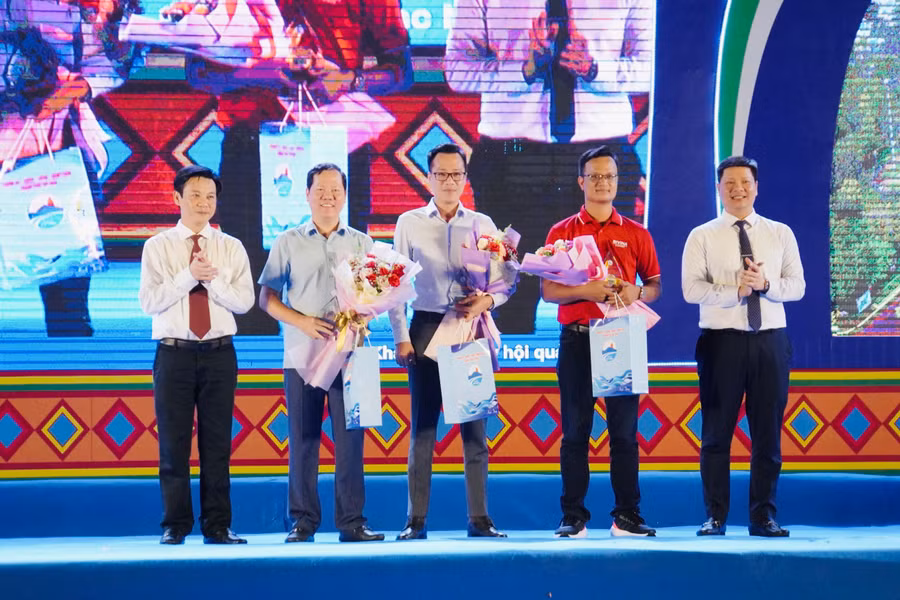 Ban tổ chức Ngày hội đã tặng hoa và quà tri ân các đơn vị tài trợ và các đơn vị tham gia gian hàng OCOP và ẩm thực. Ảnh: Đức Thụy