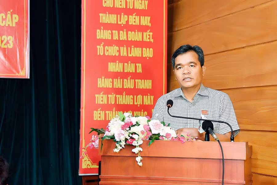 Bí thư Tỉnh ủy, Chủ tịch HĐND tỉnh Hồ Văn Niên phát biểu tại buổi tiếp xúc cử tri. Ảnh: Đức Thụy Bí thư Tỉnh ủy, Chủ tịch HĐND tỉnh Hồ Văn Niên phát biểu tại buổi tiếp xúc cử tri. Ảnh: Đức Thụy