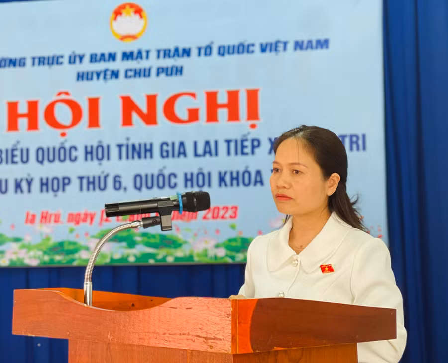 Phó Trưởng đoàn chuyên trách Đoàn đại biểu Quốc hội tỉnh Siu Hương phát biểu tại buổi tiếp xúc cử tri. Ảnh: Trần Dung