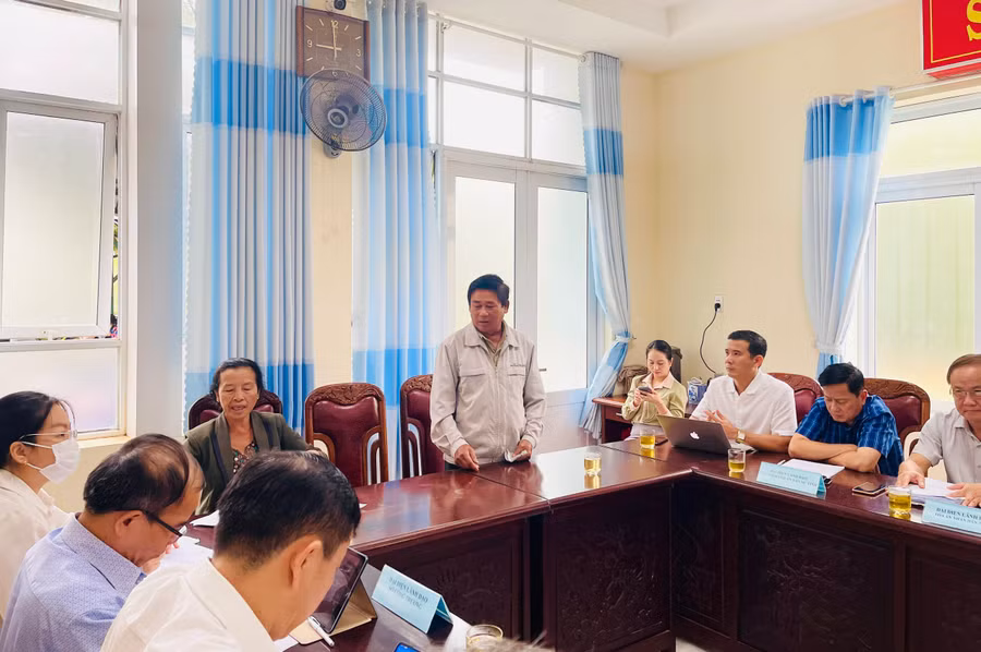 Người dân xã An Phú (TP. Pleiku) kiến nghị về việc tranh chấp quyền sử dụng đất. Ảnh: Trần Dung