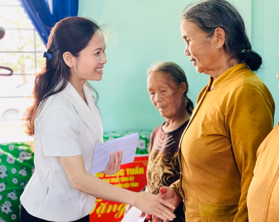 Bà Siu Hương-Tỉnh ủy viên, Phó Trưởng đoàn chuyên trách Đoàn đại biểu Quốc hội tỉnh thăm hỏi, tặng quà gia đình chính sách, người có công huyện Chư Sê. Ảnh: Trần Dung
