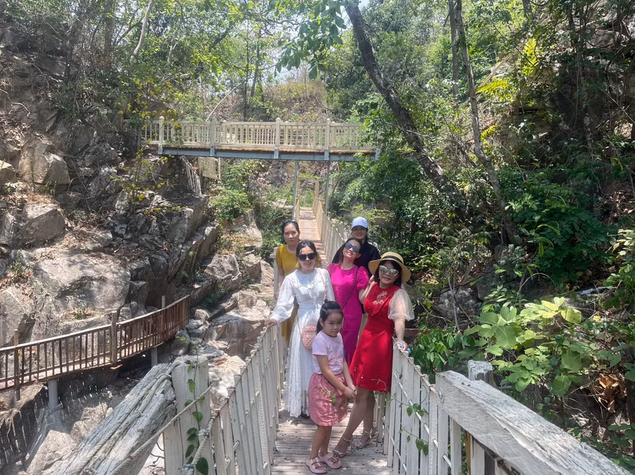 Chị Phùng Thị Hoa (váy trắng, Quận 12, TP. Hồ Chí Minh) cùng bạn bè tham quan, trải nghiệm tại Khu du lịch dã ngoại Suối Đá 2 (thị xã Ayun Pa). Ảnh: Vũ Chi Chị Phùng Thị Hoa (váy trắng, Quận 12, TP. Hồ Chí Minh) cùng bạn bè tham quan, trải nghiệm tại Khu du lịch dã ngoại Suối Đá 2 (thị xã Ayun Pa). Ảnh: Vũ Chi