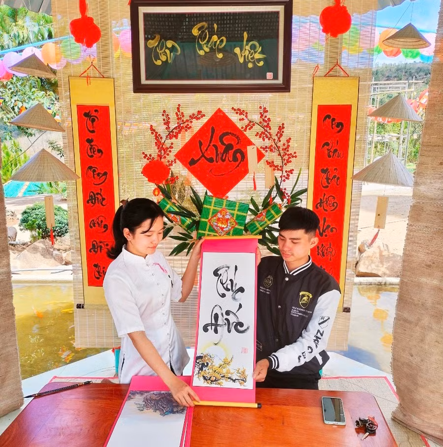 Cô gái Tuệ Trúc (thôn 2, thị trấn Phú Hòa, huyện Chư Păh) vui vẻ "cho chữ" ngày đầu năm. Ảnh: Mai Ka