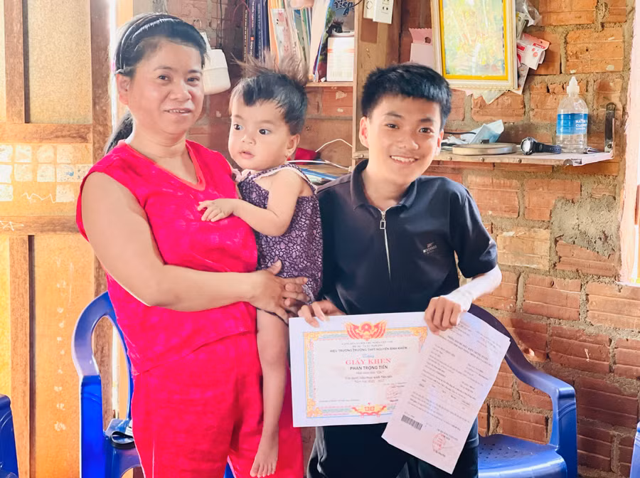 Kết quả học tập của Tiến là niềm vui, niềm tự hào của gia đình, người thân. Ảnh: Trần Dung Kết quả học tập của Tiến là niềm vui, niềm tự hào của gia đình, người thân. Ảnh: Trần Dung
