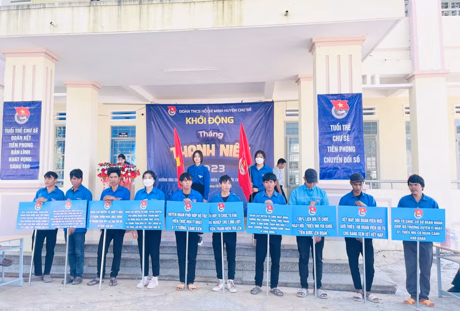 Quang cảnh buổi lễ ra quân Tháng Thanh niên của Huyện đoàn Chư Sê. Ảnh: Mai Ka