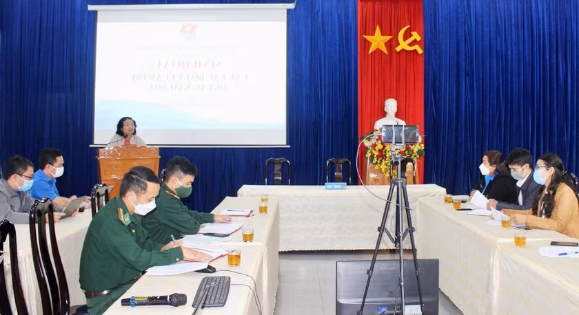 Các thành viên CLB lý luận trẻ của tỉnh tham gia một buổi sinh hoạt. Ảnh: Mai Ka