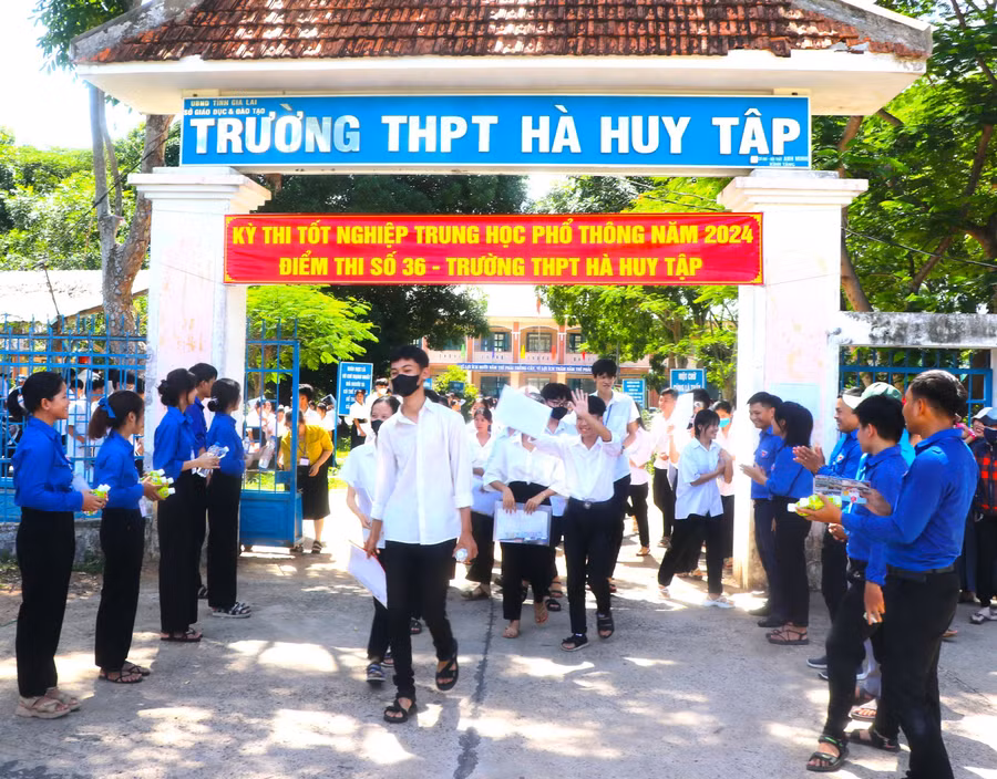 Các sĩ tử điểm thi Trường THPT Hà Huy Tập (huyện Kông Chro) kết thúc môn thi Ngữ văn trong tâm trạng thoải mái. Ảnh: Ngọc Minh