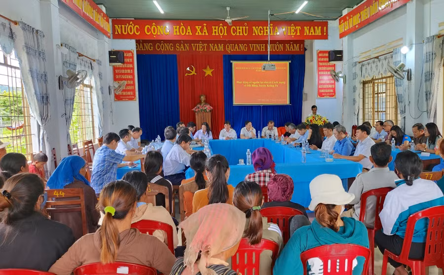 Đại diện lãnh đạo UBND xã Đất Bằng thông tin khái quát với các thành viên trong Khối thi đua các cơ quan Đảng tỉnh và người dân về tình hình phát triển kinh tế-xã hội, đảm bảo quốc phòng-an ninh của xã. Ảnh: Mộc Trà Đại diện lãnh đạo UBND xã Đất Bằng thông tin khái quát với các thành viên trong Khối thi đua các cơ quan Đảng tỉnh và người dân về tình hình phát triển kinh tế-xã hội, đảm bảo quốc phòng-an ninh của xã. Ảnh: Mộc Trà