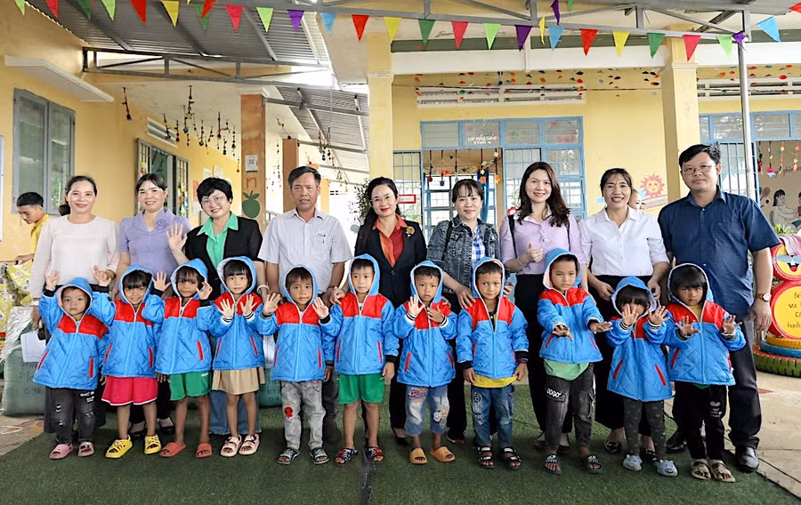 Đoàn tặng quà cho trẻ em Trường Mầm non 30/4 (xã Chơ Long, huyện Kông Chro). Ảnh: Mộc Trà
