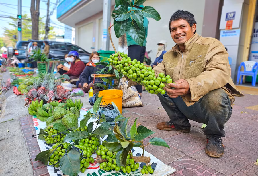 Với những người góp “lộc xuân” trên phố, đây vừa là niềm vui cũng vừa là động lực hướng đến một mùa xuân mới ấm cúng, đủ đầy. Ảnh: Mộc Trà