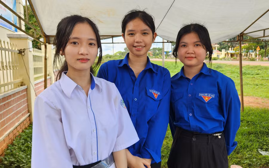 Em Hoàng Tăng Phương Uyên (bìa trái)-điểm thi Trường THPT Trần Phú (huyện Chư Prông) phấn khởi vì đã hoàn thành bài thi Tiếng Trung. Ảnh: Ngọc Sang