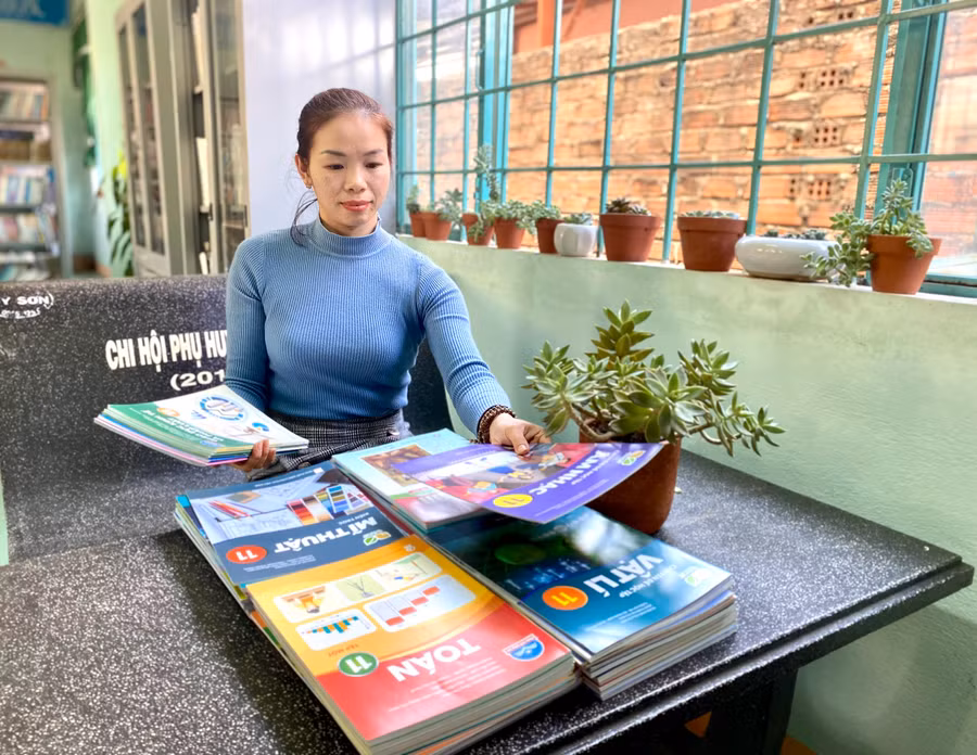Các cơ sở giáo dục phổ thông phải sử dụng đúng SGK do cơ sở đề xuất lựa chọn từ năm học 2023-2024 trùng với danh mục SGK đã được UBND tỉnh phê duyệt. Ảnh: Mộc Trà