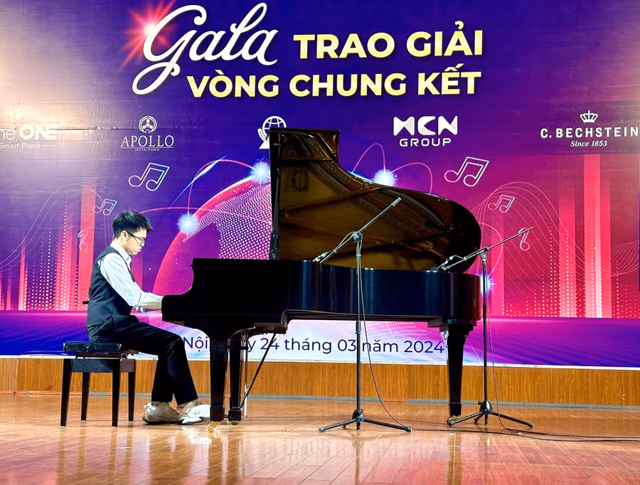 Em Nguyễn Đăng Khang-lớp 11C3A, Trường THPT chuyên Hùng Vương (TP. Pleiku, tỉnh Gia Lai) dự thi vòng chung kết ở bảng E2 Classic với tác phẩm Ballade No.3 In A Flat Major (Chopin). Ảnh: NVCC Em Nguyễn Đăng Khang-lớp 11C3A, Trường THPT chuyên Hùng Vương (TP. Pleiku, tỉnh Gia Lai) dự thi vòng chung kết ở bảng E2 Classic với tác phẩm Ballade No.3 In A Flat Major (Chopin). Ảnh: NVCC