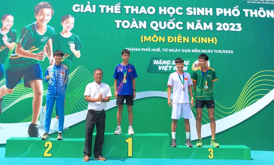 VĐV Đoàn Gia Lai Nguyễn Thành Công (bìa trái) đạt huy chương bạc môn Điền kinh ở nội dung 3.000 m nam nâng cao. Ảnh: ĐVCC