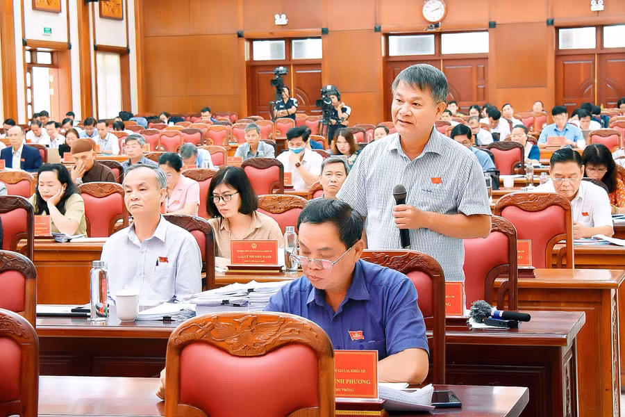 Đại biểu Đinh Văn Dũng-Bí thư Huyện ủy, Chủ tịch HĐND huyện Chư Prông kiến nghị UBND tỉnh quan tâm đến việc đầu tư hệ thống thủy lợi. Ảnh: Đ.T