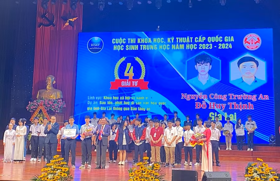 Ban Tổ chức trao giải tư cho Dự án “Bảo tồn, phát huy di sản văn hóa quốc gia tỉnh Gia Lai thông qua bảo tàng ảo” của nhóm học sinh Trường THPT chuyên Hùng Vương. Ảnh: ĐVCC
