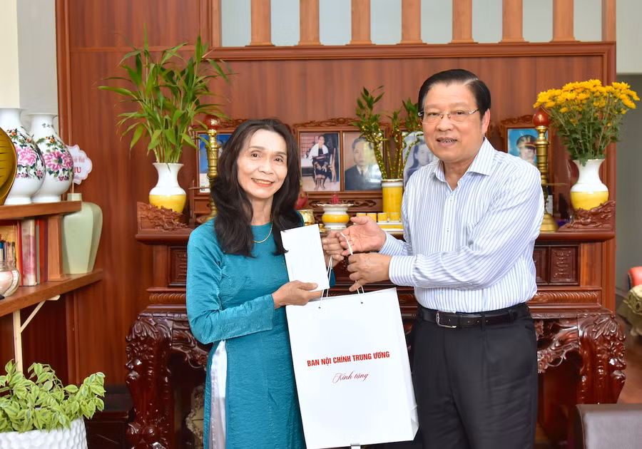 Trưởng ban Nội chính Trung ương Phan Đình Trạc (bìa phải) tặng quà cho Nhà giáo ưu tú Nay H'Tuyết. Ảnh: Đức Thụy Trưởng ban Nội chính Trung ương Phan Đình Trạc (bìa phải) tặng quà cho Nhà giáo ưu tú Nay H'Tuyết. Ảnh: Đức Thụy