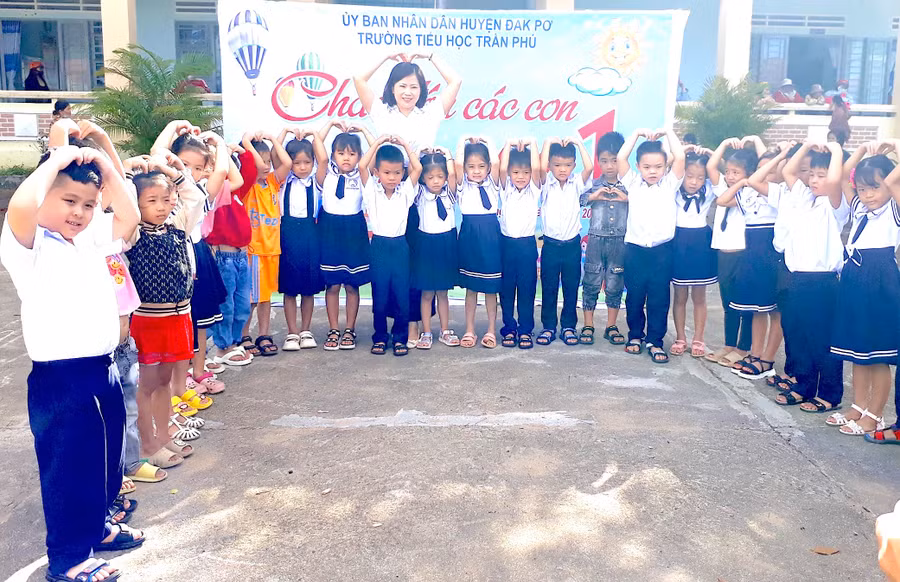Cô và trò lớp 1A2, Trường Tiểu học Trần Phú (xã Tân An, huyện Đak Pơ) hân hoan chào đón năm học 2023-2024. Ảnh: Ngọc Minh