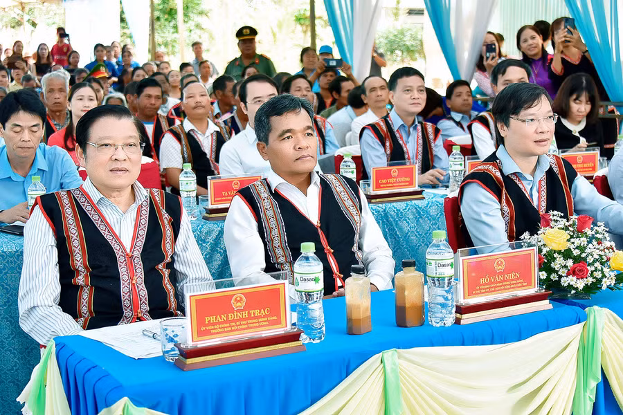 Các đồng chí lãnh đạo Trung ương và tỉnh Gia Lai tham dự ngày hội. Ảnh: Đức Thụy Các đồng chí lãnh đạo Trung ương và tỉnh Gia Lai tham dự ngày hội. Ảnh: Đức Thụy