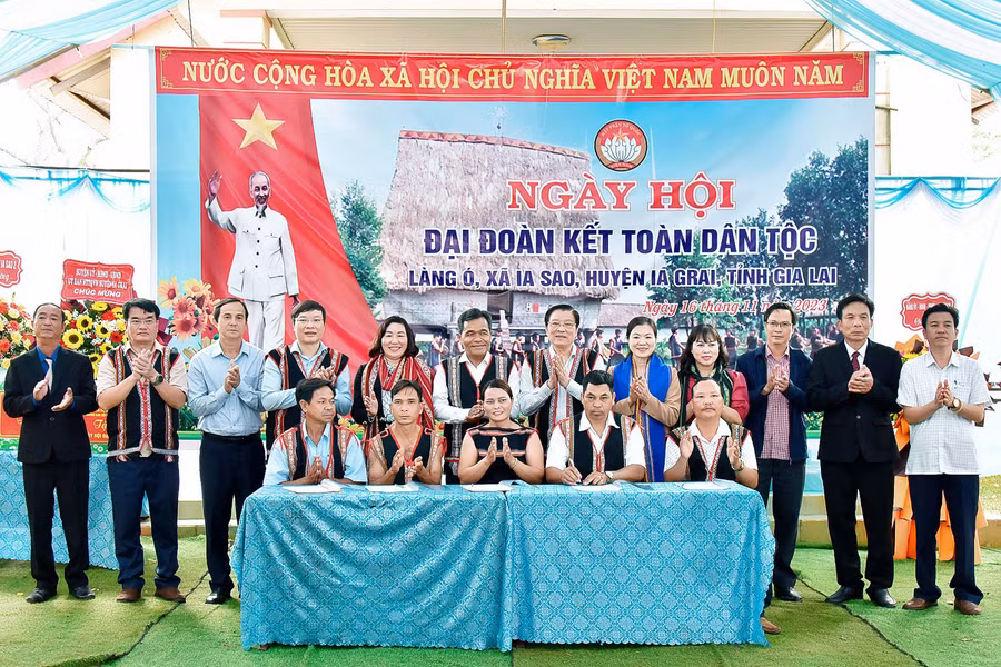 Các đồng chí lãnh đạo cùng chứng kiến đại diện các hộ dân làng Ó ký kết thi đua năm 2024. Ảnh: Đức Thụy Các đồng chí lãnh đạo cùng chứng kiến đại diện các hộ dân làng Ó ký kết thi đua năm 2024. Ảnh: Đức Thụy