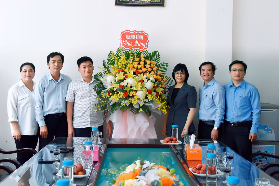 Phó Chủ tịch UBND tỉnh Nguyễn Thị Thanh Lịch (thứ 3 từ phải sang) tặng hoa chúc mừng Báo Gia Lai nhân dịp 21-6. Ảnh: Đức Thụy