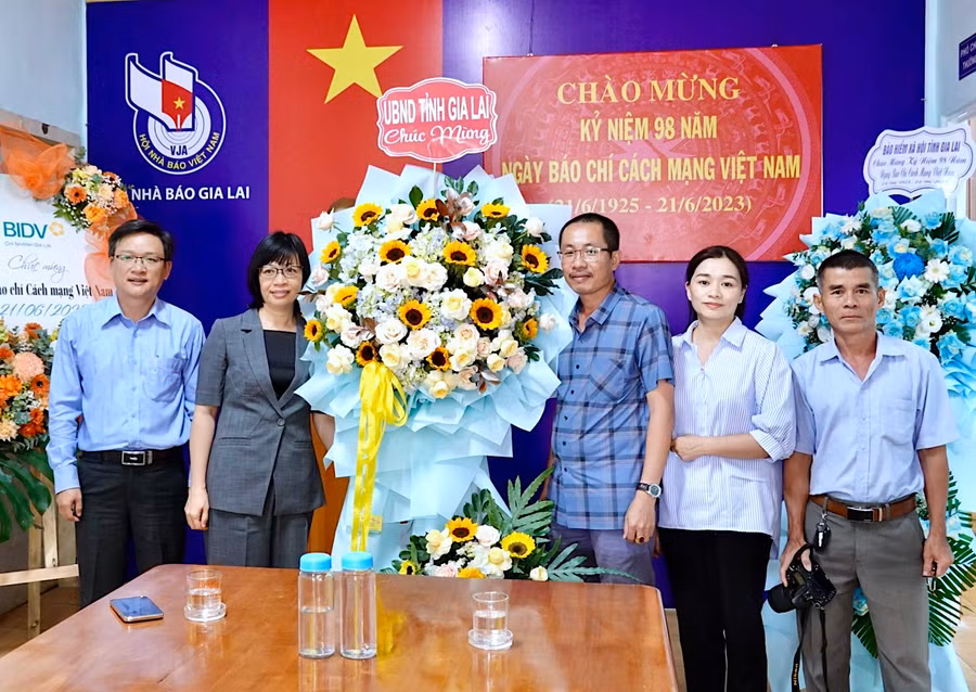 Phó Chủ tịch UBND tỉnh Nguyễn Thị Thanh Lịch (thứ 2 từ trái sang) thăm, chúc mừng Hội Nhà báo tỉnh Gia Lai. Ảnh: Mộc Trà
