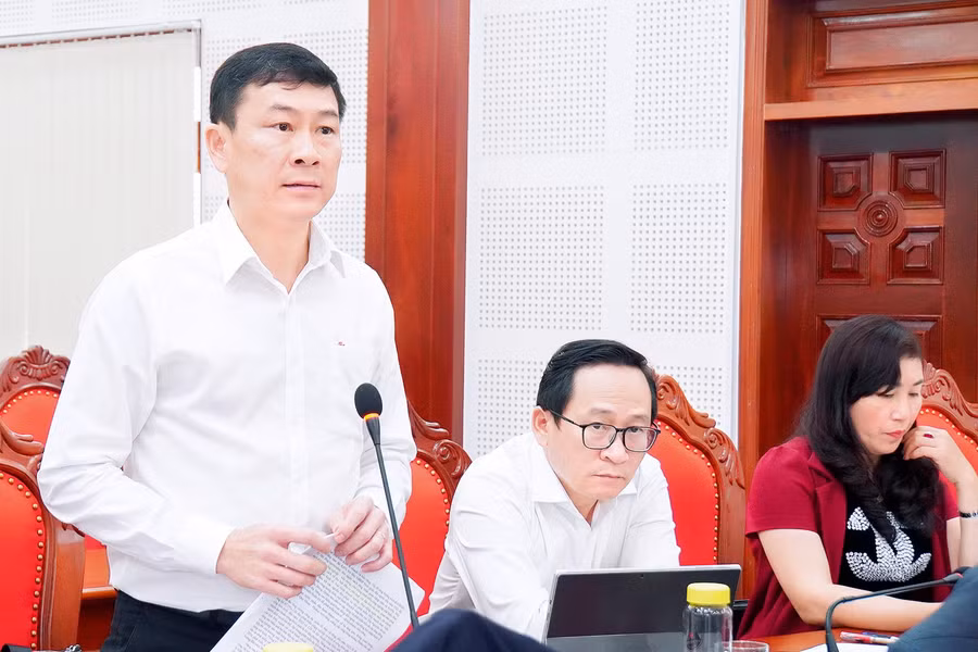 Phó Giám đốc Sở Kế hoạch và Đầu tư Đinh Hữu Hòa đề xuất giải pháp đẩy nhanh tiến độ giải ngân vốn đầu tư xây dựng cơ bản trong thời gian tới. Ảnh: Đức Thụy