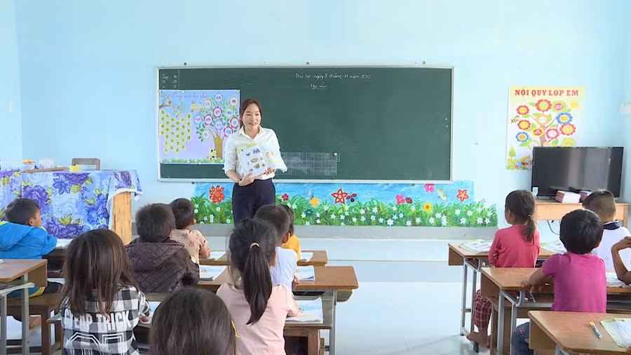 Cô Trần Thị Kim Hòa-giáo viên Trường Phổ thông Dân tộc Bán trú Tiểu học Lê Văn Tám (xã Krong, huyện Kbang) hy vọng Luật Nhà giáo được ban hành sẽ có cơ chế, chính sách giúp giáo viên yên tâm gắn bó với nghề. Ảnh: Mộc Trà