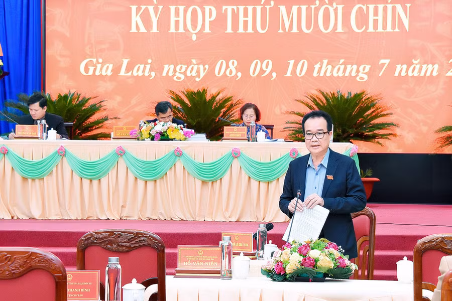 Giám đốc Sở Nông nghiệp và PTNT Lưu Trung Nghĩa trả lời chất vấn của đại biểu tại kỳ họp. Ảnh: Đ.T
