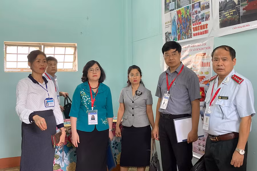 Thứ trưởng Ngô Thị Minh (thứ 4 từ phải sang) cùng các thành viên trong đoàn kiểm tra công tác chuẩn bị Kỳ thi tốt nghiệp THPT năm 2023 tại điểm thi Trường THPT Phan Bội Châu (TP. Pleiku). Ảnh: Mộc Trà