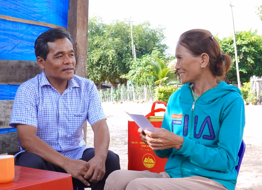 Bí thư Tỉnh ủy Hồ Văn Niên ân cần thăm hỏi sức khỏe, đời sống gia đình bà Bùi Thị Hưng-người từng bị địch bắt tù đày (làng H'Tiên, xã Đak Kơ Ning). Ảnh: Mộc Trà Bí thư Tỉnh ủy Hồ Văn Niên ân cần thăm hỏi sức khỏe, đời sống gia đình bà Bùi Thị Hưng-người từng bị địch bắt tù đày (làng H'Tiên, xã Đak Kơ Ning). Ảnh: Mộc Trà