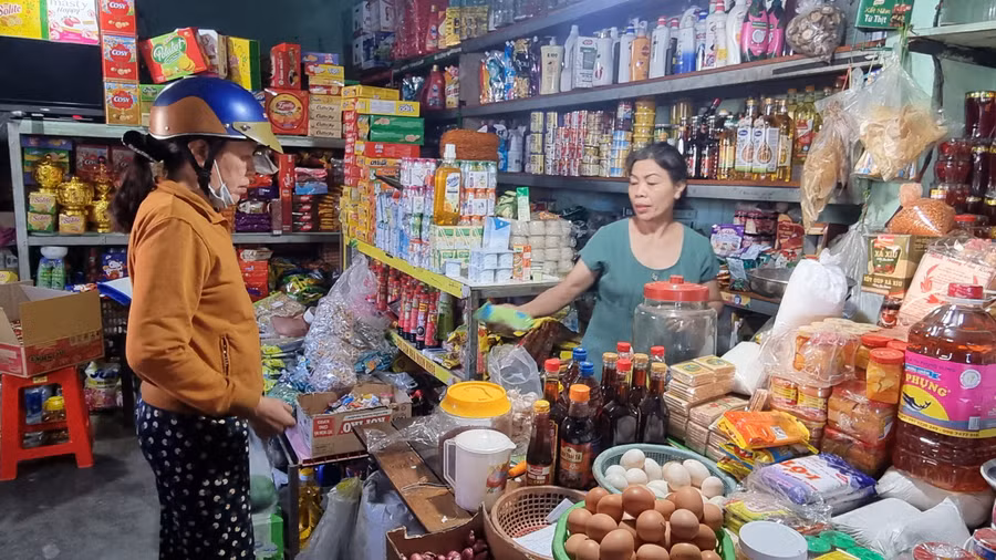 Từ sáng sớm mùng 2 Tết, bà Nguyễn Thị Nghĩa (tổ 3, phường Phù Đổng, TP. Pleiku) đã mở cửa quầy hàng tạp hóa để bán lấy may. Ảnh: Hà Phương