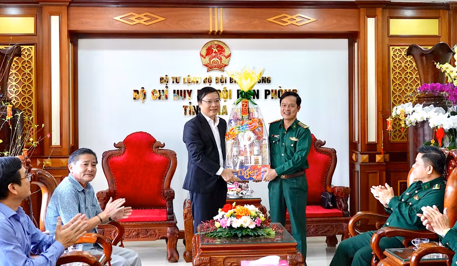 Chủ tịch UBND tỉnh Trương Hải Long (bìa trái) thăm, chúc mừng cán bộ, chiến sĩ Bộ Chỉ huy Bộ đội Biên phòng tỉnh nhân dịp Tết Nguyên đán Quý Mão 2023. Ảnh: Mộc Trà