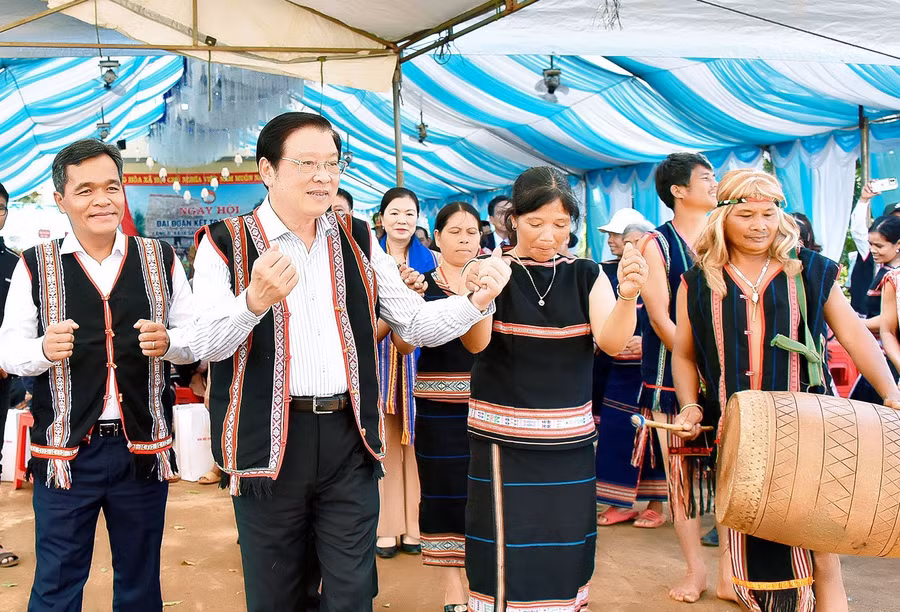 Các đồng chí lãnh đạo Trung ương, tỉnh Gia Lai cùng hòa chung vòng xoang với bà con Nhân dân làng Ó trong Ngày hội Đại đoàn kết toàn dân tộc. Ảnh: Đức Thụy Các đồng chí lãnh đạo Trung ương, tỉnh Gia Lai cùng hòa chung vòng xoang với bà con Nhân dân làng Ó trong Ngày hội Đại đoàn kết toàn dân tộc. Ảnh: Đức Thụy