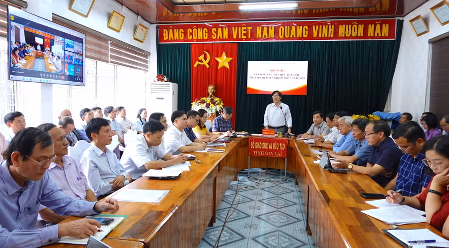 Phó Giám đốc Sở GD-ĐT Trần Bá Công chủ trì hội nghị triển khai nhiệm vụ, giải pháp dạy học và ôn tập chuẩn bị cho Kỳ thi tốt nghiệp THPT năm 2024. Ảnh: Mộc Trà