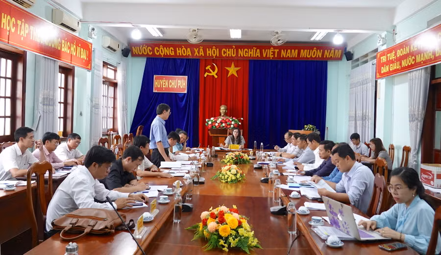 Quang cảnh buổi giám sát tại trụ sở UBND huyện Chư Pưh. Ảnh: Mộc Trà