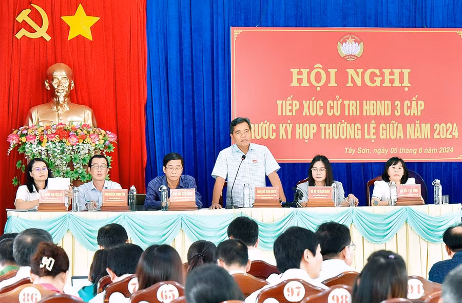 Ủy viên Ban Chấp hành Trung ương Đảng, Bí thư Tỉnh ủy, Chủ tịch HĐND tỉnh Hồ Văn Niên phát biểu tại hội nghị tiếp xúc cử tri. Ảnh: Đ.T