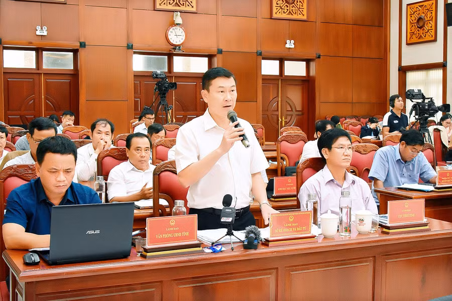 Phó Giám đốc Sở Kế hoạch và Đầu tư Đinh Hữu Hòa nêu giải pháp đảm bảo tốc độ tăng trưởng kinh tế của tỉnh 6 tháng cuối năm 2024. Ảnh: Đ.T