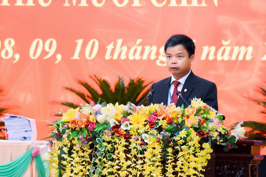 Phó Chủ tịch UBND tỉnh Nguyễn Hữu Quế báo cáo về tình hình thực hiện nhiệm vụ phát triển kinh tế-xã hội của tỉnh 6 tháng đầu năm 2024. Ảnh: Đ.T
