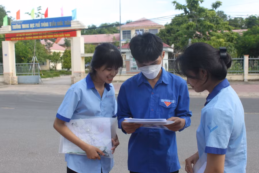Em Bùi Thị Thu Thủy (bìa trái; điểm thi Trường THPT Trần Quốc Tuấn, huyện Phú Thiện) không có kế hoạch học lên đại học mà chọn học nghề làm đẹp tại Đà Nẵng sau kỳ thi tốt nghiệp. Ảnh: Vũ Chi