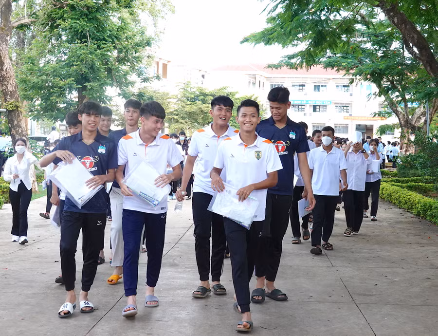 Thí sinh cười rạng rỡ sau khi kết thúc ngày thi đầu tiên. Ảnh: Mộc Trà