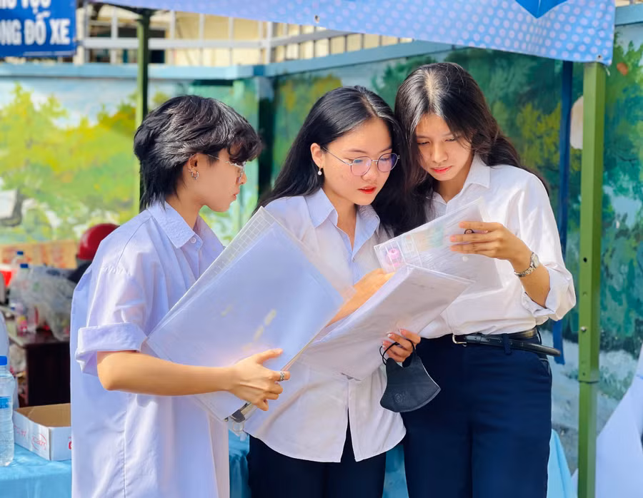 Các thí sinh tại điểm thi Trường THPT Lê Lợi (TP. Pleiku) trao đổi sau giờ thi. Ảnh: Trần Dung