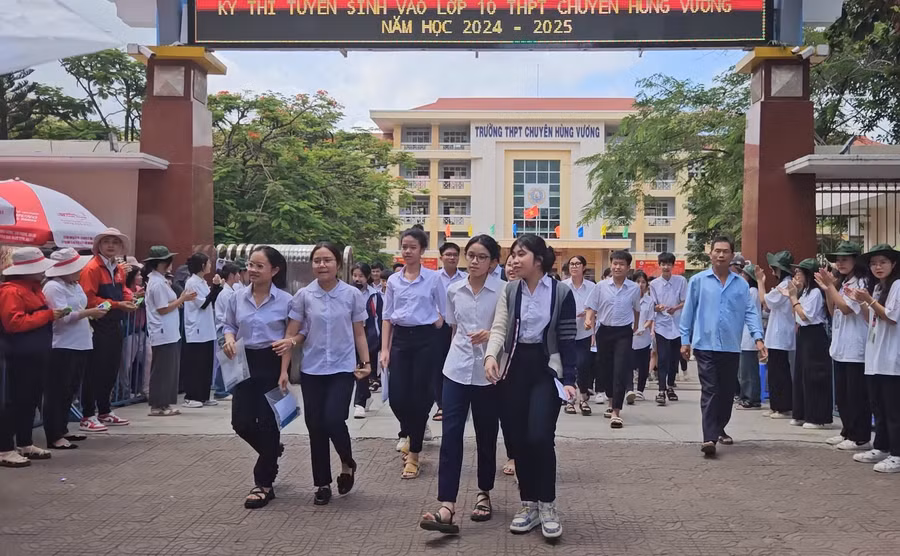 Thí sinh ra về sau khi hoàn thành bài thi môn Ngữ văn (chuyên) vào sáng 8-6. Ảnh: Ngọc Duy