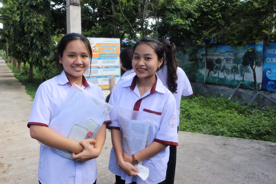 Thí sinh Đinh Thị Giang (bìa phải)-điểm thi Trường THCS Nguyễn Bỉnh Khiêm (huyện Kbang) chia sẻ: “Có kết quả tốt nghiệp THPT, em sẽ đăng ký học nghề để đi làm sớm, đỡ đần bố mẹ”. Ảnh: Ngọc Minh