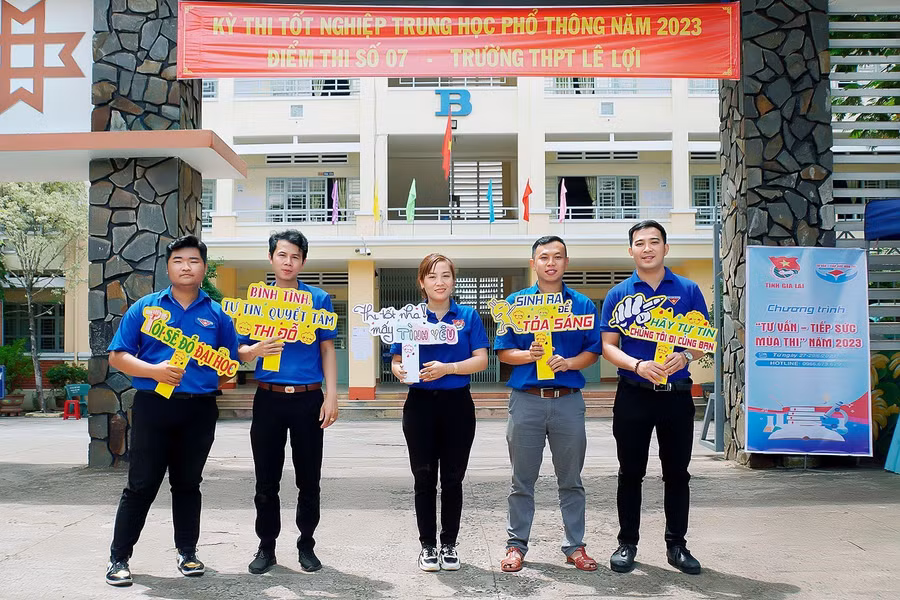 Những Slogan động viên sĩ tử của các tình nguyện viên tại điểm thi Trường THPT Lê Lợi (TP. Pleiku). Ảnh: Đức Thụy